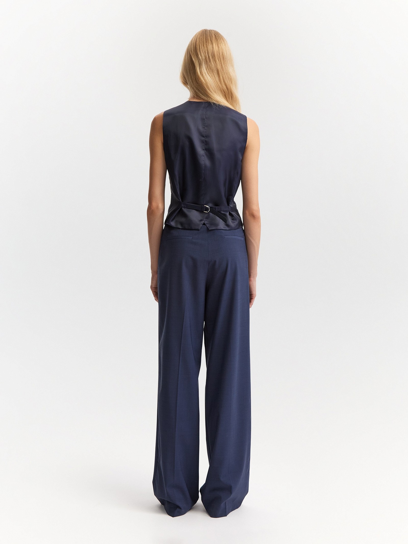 Жилет приталенного кроя