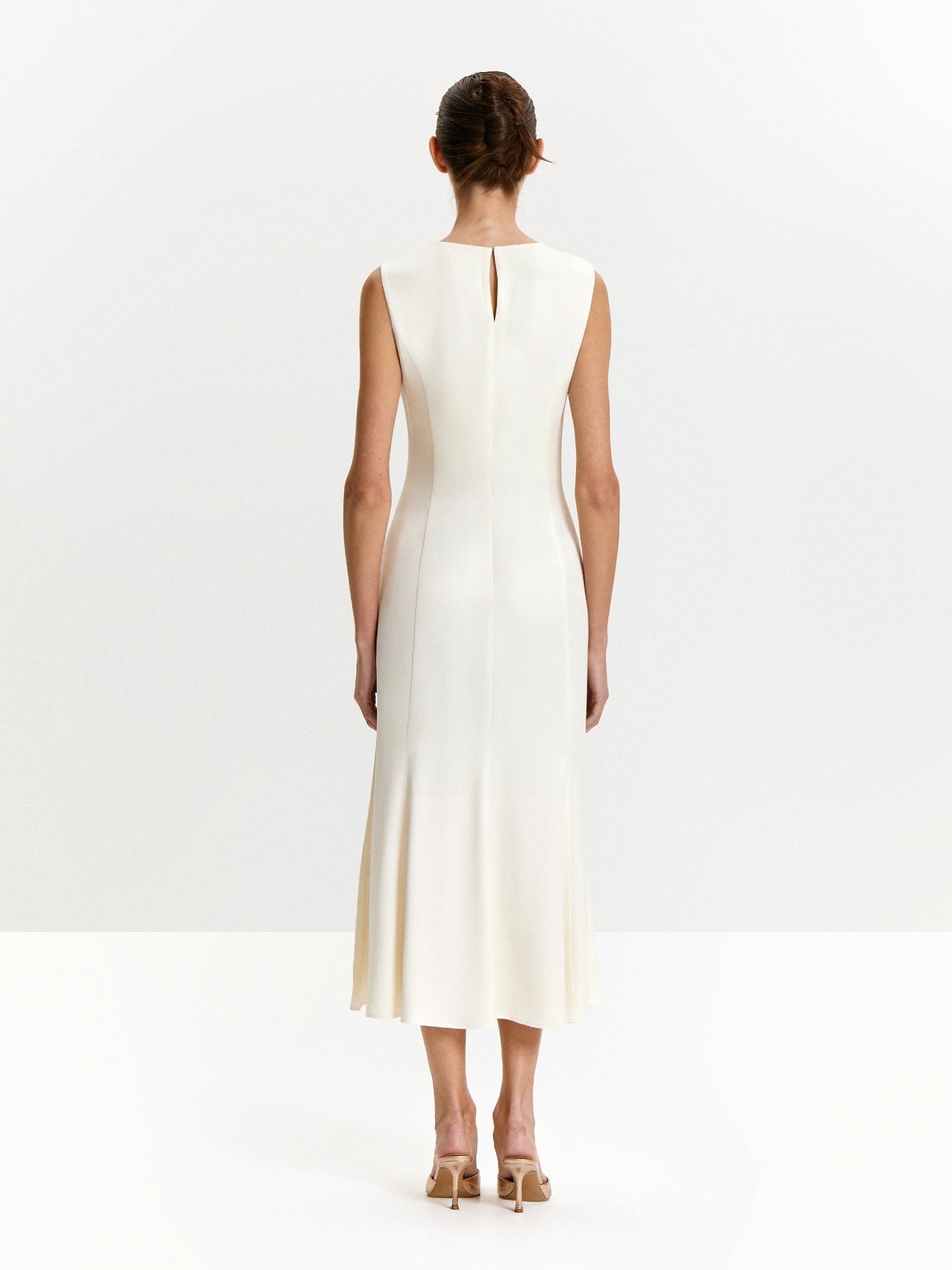 Платье без рукавов