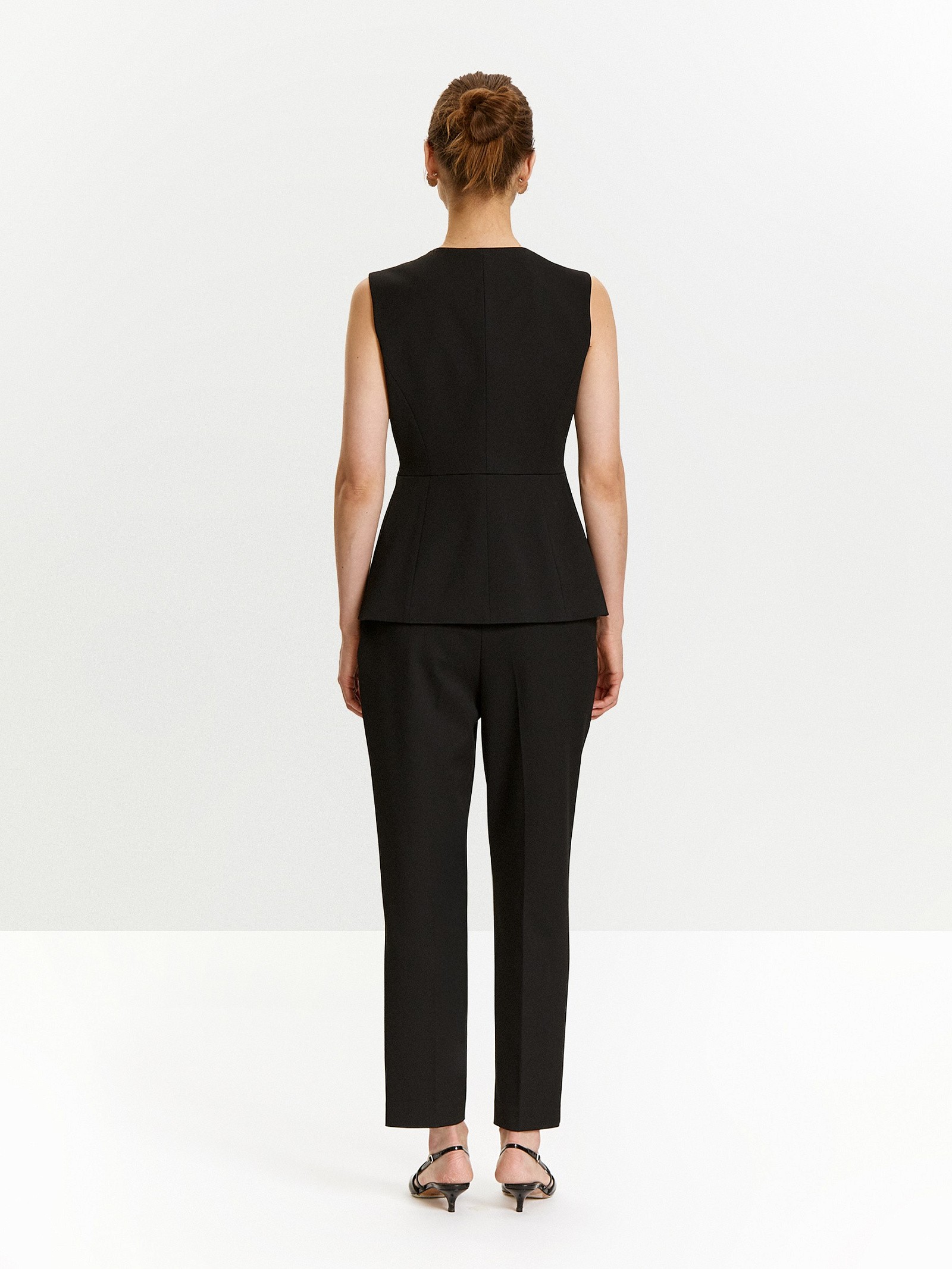 Жилет приталенного кроя