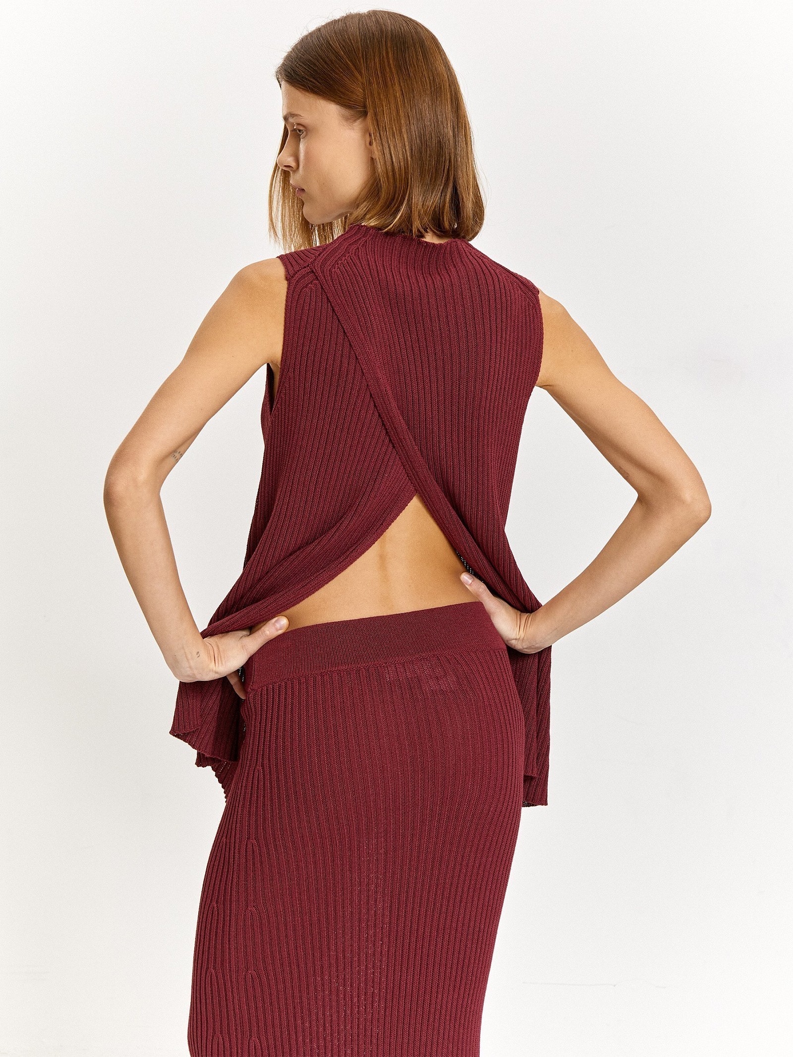 Трикотажный топ с разрезом на спине