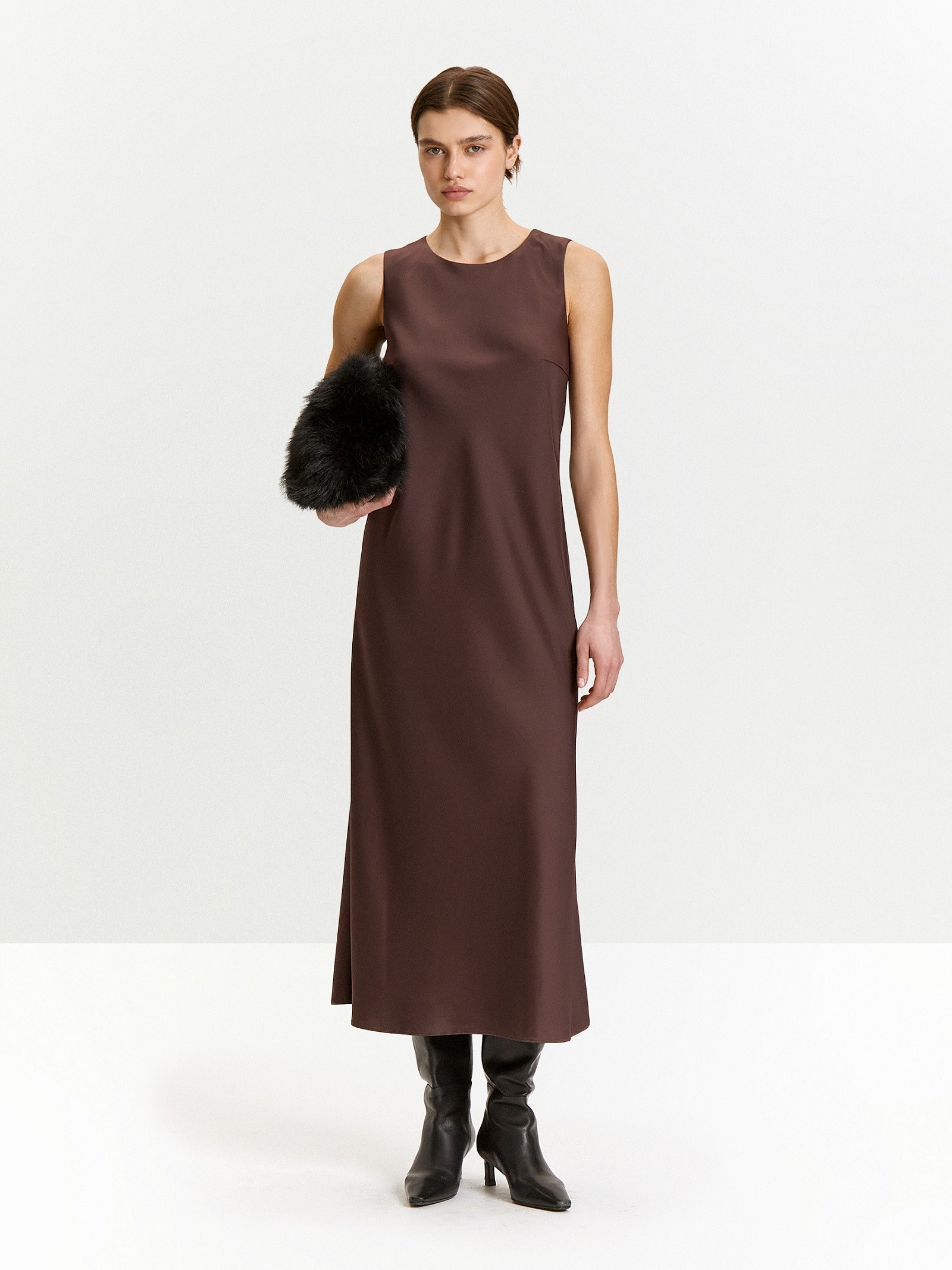 Платье без рукавов