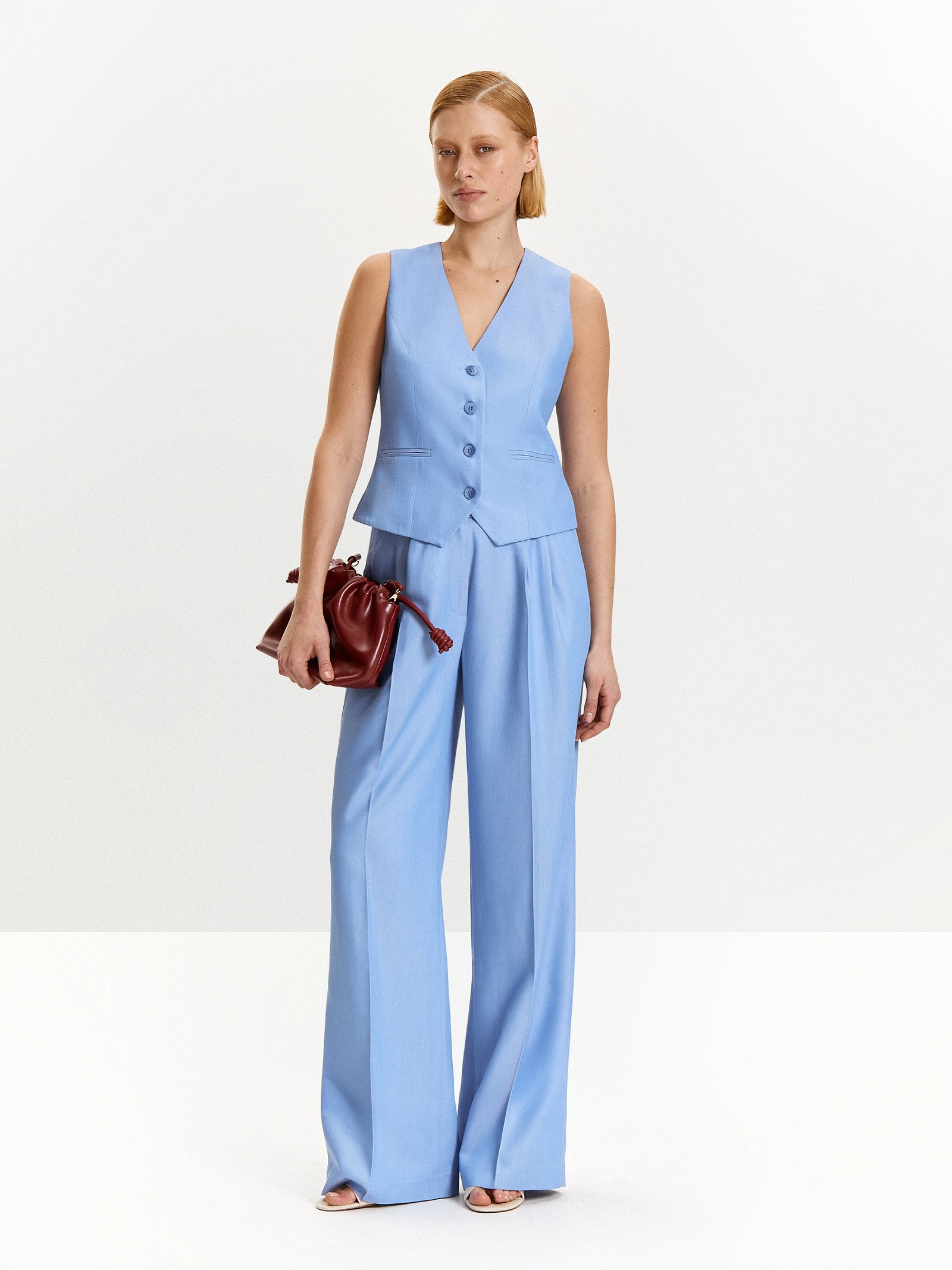 Жилет приталенного кроя