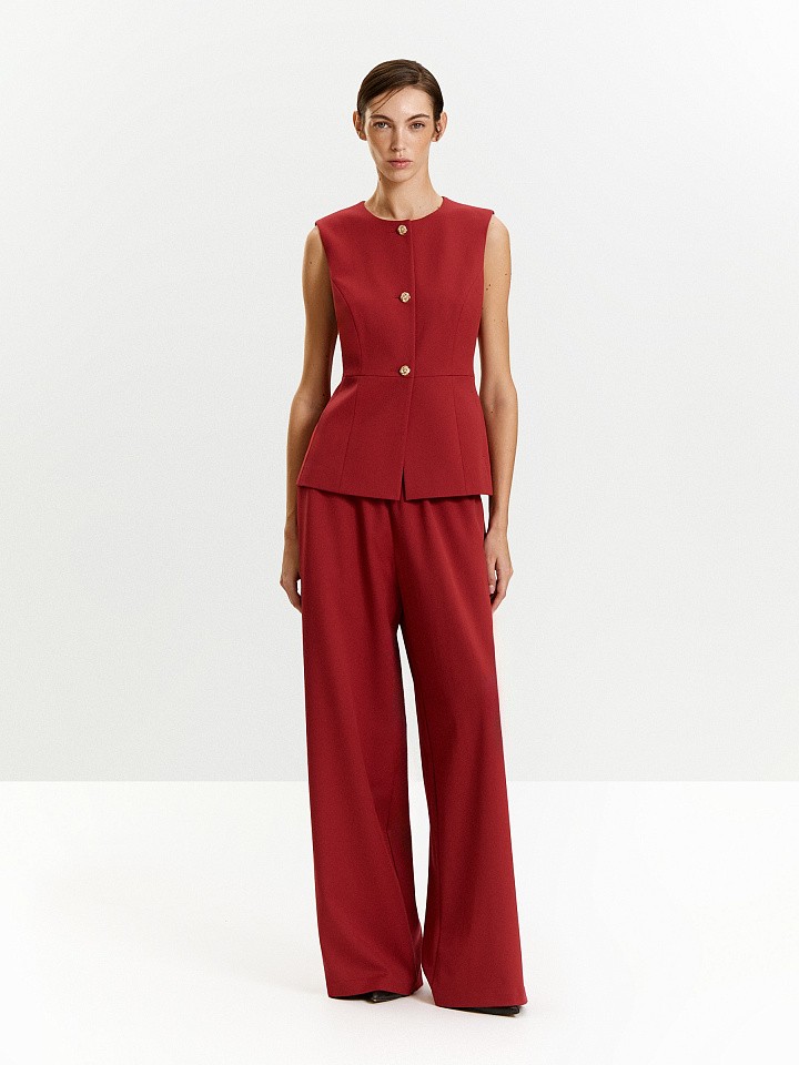 Жилет приталенного кроя