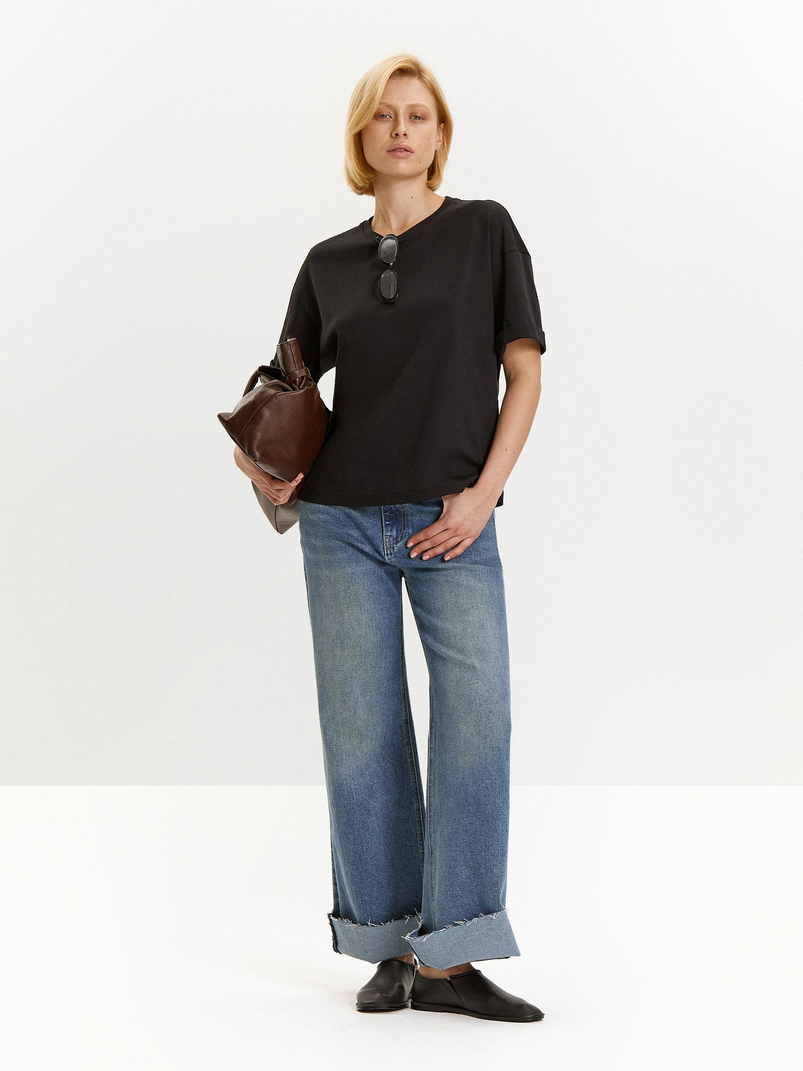 Футболка со спущенным плечом